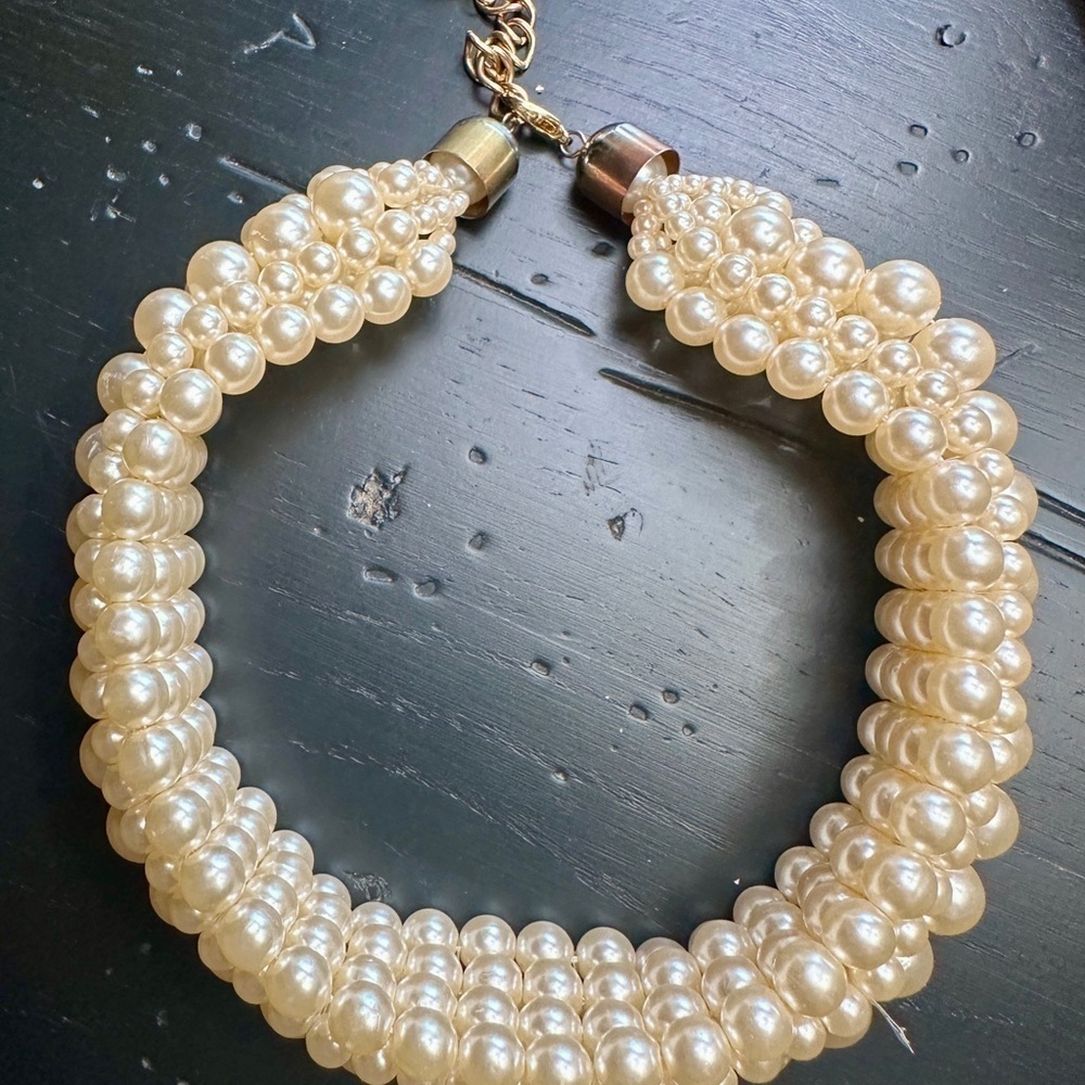 VINTAGE, 7 STRAND, FAUX PEARL CHOKER. SOME STRANDS HAVE SEPARATED. - Picture 4 of 8
